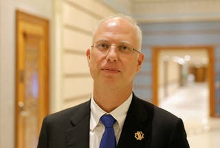 O chefe do fundo soberano da Rússia, Kirill Dmitriev, posa para uma foto após as negociações dos EUA-Rússia em Riyadh